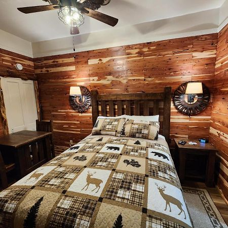 Log Cabin Inn Юрика Спрингс Экстерьер фото
