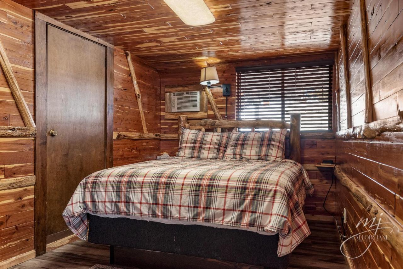Log Cabin Inn Юрика Спрингс Экстерьер фото