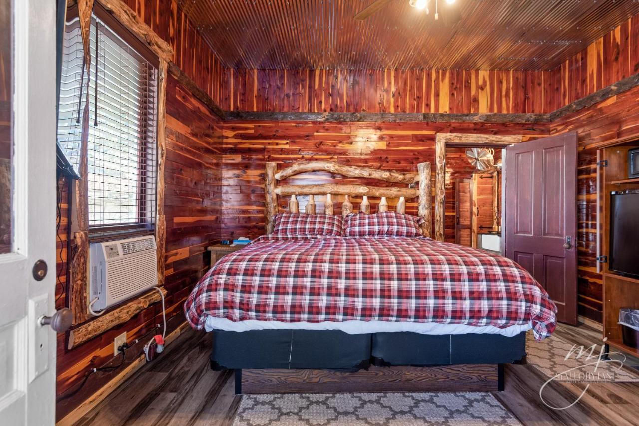 Log Cabin Inn Юрика Спрингс Экстерьер фото