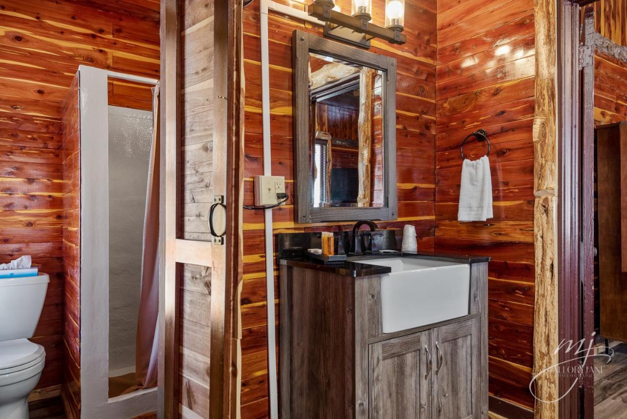 Log Cabin Inn Юрика Спрингс Экстерьер фото