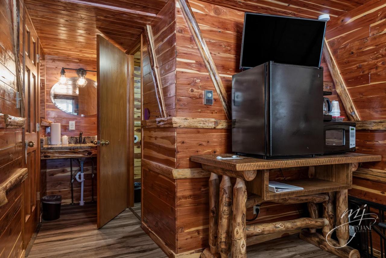 Log Cabin Inn Юрика Спрингс Экстерьер фото